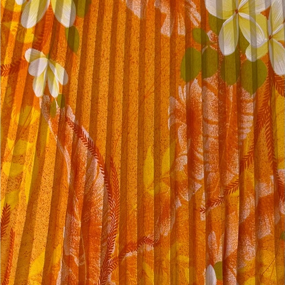 RARE!
Vintage Greencastle Cape with a crêpe like pleated material. Gorgeous! - Picture 3 of 4